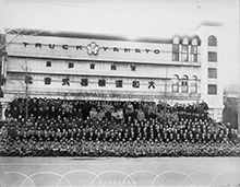 新本社前での全社員による記念写真（1934年の創立15周年時）